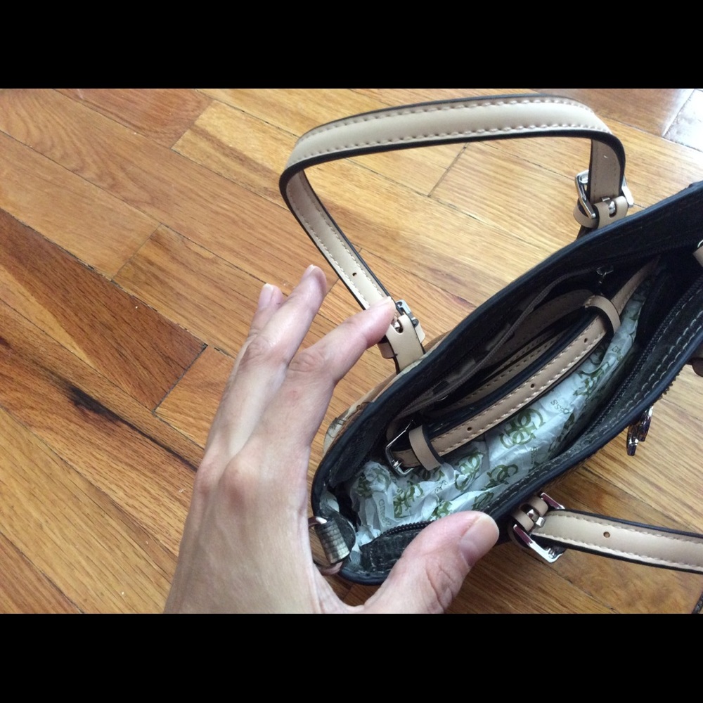 Guess purse - Picture 4 of 6